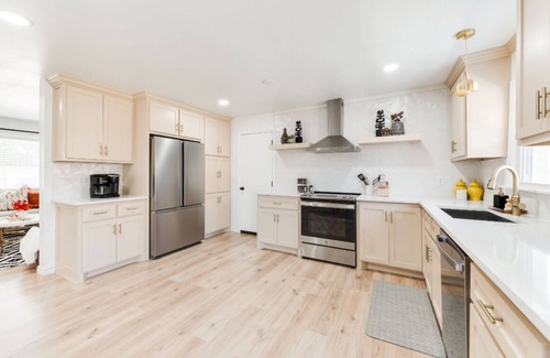 Springdale House | Beautifully Remodeled-Newly Furnished-Cozy, Colorful & Eclectic Home in N OKC!