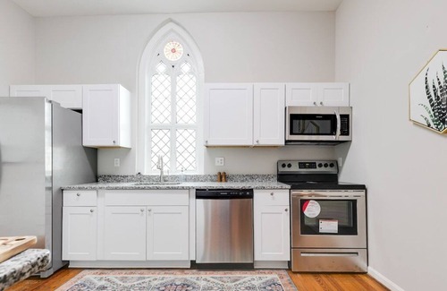 Old Town Fredericksburg Apartment | Beautifully Renovated 3 level Unit in Historic Downtown Fredericksburg