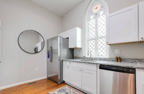 Old Town Fredericksburg Apartment | Beautifully Renovated 3 level Unit in Historic Downtown Fredericksburg