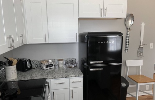 Salem House | Beautifully Renovated 2 bedroom/1 bath Cottage-Like Hideaway!