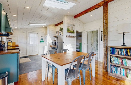 Boothbay Harbor Cabin | Beautifully updated cabin near town & Barrett's Park with deck, BBQ, & W/D