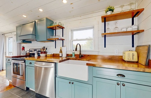 Boothbay Harbor Cabin | Beautifully updated cabin near town & Barrett's Park with deck, BBQ, & W/D