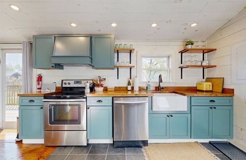 Boothbay Harbor Cabin | Beautifully updated cabin near town & Barrett's Park with deck, BBQ, & W/D