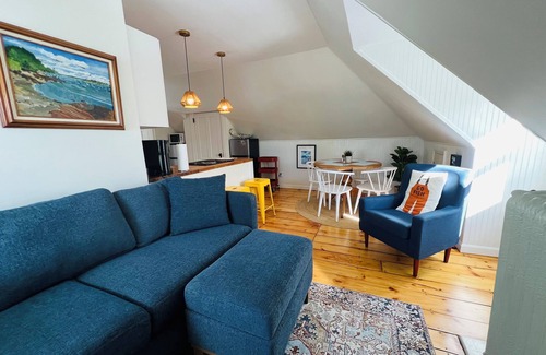 Portland Apartment | Beautifully updated short walk to the beach and 5-7 min to Portland.