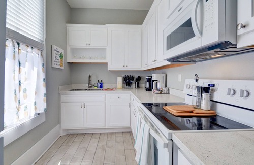 Galveston Apartment | Beauty on Ball - Main 2 - King Bed, Near restaurants and beach!