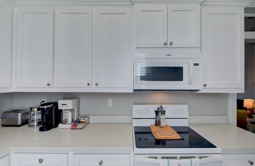 Galveston Apartment | Beauty on Ball - Main 2 - King Bed, Near restaurants and beach!