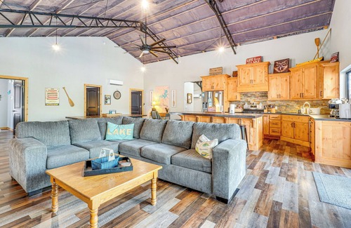 Garfield House | Beaver Lake Home on 3 Acres w/Lake Access!
