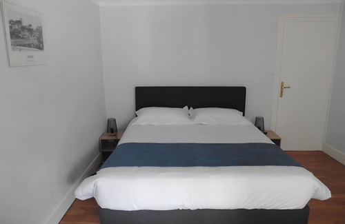 Laigne-en-Belin Bed & Breakfast | Bed and Breakfast 'Chambre Le Mans' with Shared Terrace, Shared Garden and Wi-Fi