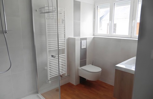 Laigne-en-Belin Bed & Breakfast | Bed and Breakfast 'Chambre Le Mans' with Shared Terrace, Shared Garden and Wi-Fi