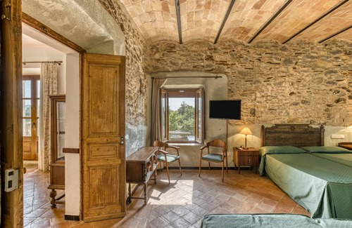 Serra de Daro Bed & Breakfast | Bed and Breakfast 'Ullastret' with Shared Pool, Wi-Fi and Air Conditioning