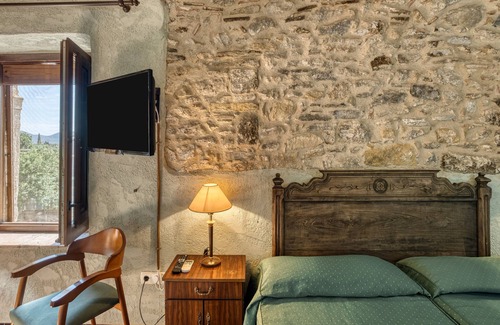 Serra de Daro Bed & Breakfast | Bed and Breakfast 'Ullastret' with Shared Pool, Wi-Fi and Air Conditioning
