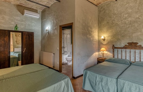 Serra de Daro Bed & Breakfast | Bed and Breakfast 'Ullastret' with Shared Pool, Wi-Fi and Air Conditioning
