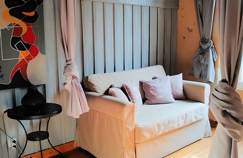 Noaillan Bed & Breakfast | Bed and Breakfast 'L'orée De Lansot - Chambre Romance' with Shared Terrace, Shared Garden and Wi-Fi