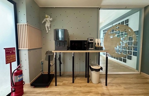 Srisa Chorakhe Noi Hotel | Bedroom at Suvarnabhumi Airport