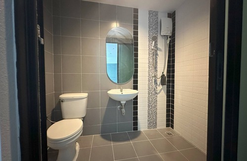 Srisa Chorakhe Noi Hotel | Bedroom at Suvarnabhumi Airport