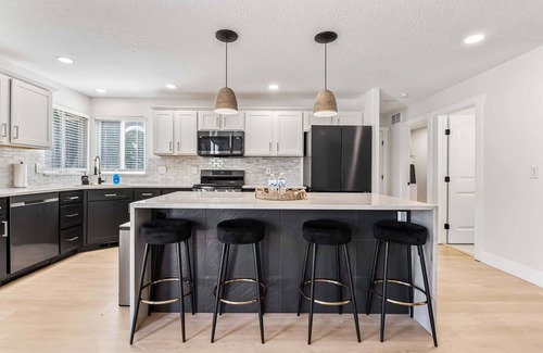 Meridian House | Bedroom house in prime location by the village