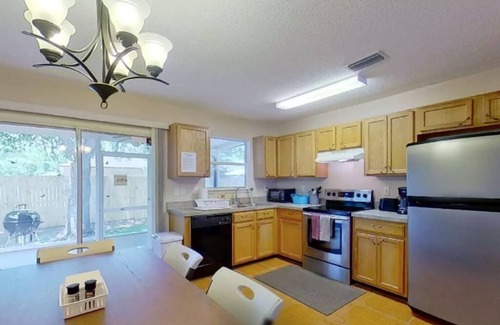 Westside Cottage | ~Beds Galore & More Sleeps 8 15Mins to Stadium~