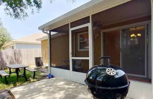 Westside Cottage | ~Beds Galore & More Sleeps 8 15Mins to Stadium~