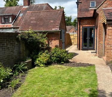 Romsey House | Bee Cottage - Romsey