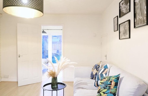 Great Sankey House | Bee Stays - Maliston House