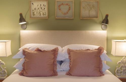 Hertford House | Beehives Cottage at Woodhall Estate