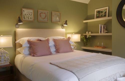 Hertford House | Beehives Cottage at Woodhall Estate