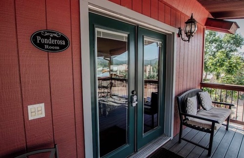 Pine Apartment | Beeline Guest House - Ponderosa Suite