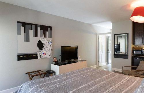 Eureka Springs Historic District Apartment | Bella Paradiso 13 King Bed Studio Walk to Downton