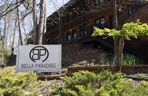Eureka Springs Historic District Apartment | Bella Paradiso 13 King Bed Studio Walk to Downton