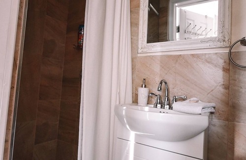 Morden Bed & Breakfast | Bella's Castle