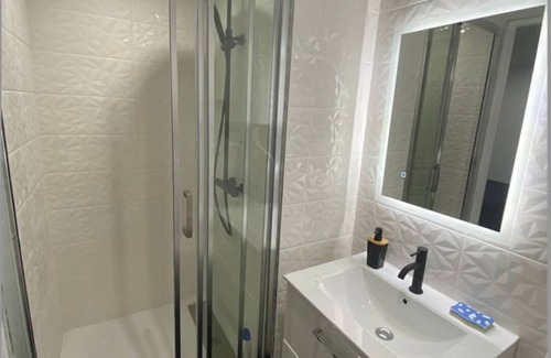 Lisieux Apartment | Bella Vita Apartment2 fully furnished - TV Netflix - Railway station -B