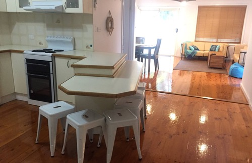 Bellambi House | Bellambi Beach house - Special reduced holiday rates - Book now! Walk to beach