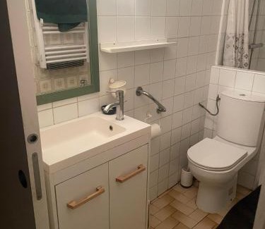 Hopitaux-Facultes House | Belle chambre en bois chez Antoine