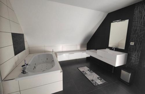 Blotzheim House | Belle chambre et salle de bain privée