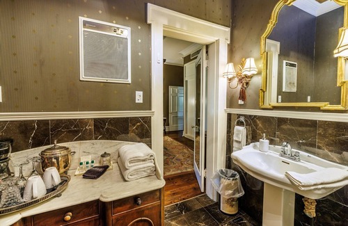 Gonzales Bed & Breakfast | Belle Oaks Inn