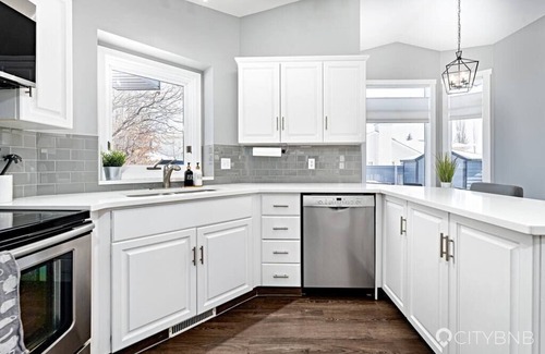 West Edmonton House | Belmead. Sleeps 10. Hot tub. 5bd. 6 min to WEM.