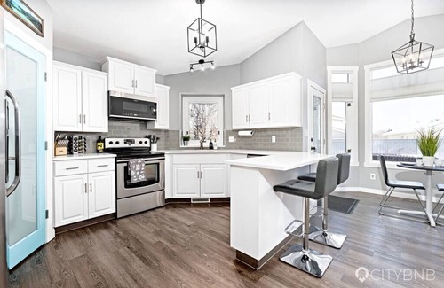 West Edmonton House | Belmead. Sleeps 10. Hot tub. 5bd. 6 min to WEM.