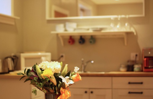 Belmont Apartment | Belmont/Hawthorne Urban Retreat