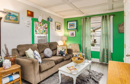 Old East Hill House | Belmont Petite Maison Quaint 1Bed 1 Bath Cottage