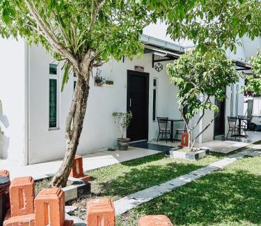 Kampung Mawar Ski Chalet | Belukar Lodges Private Homestay