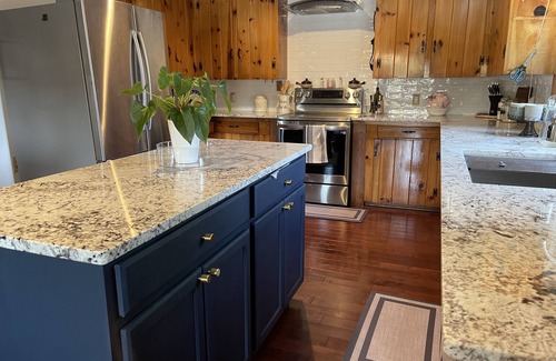 Dixie - Berryhill House | BelVita-Lakefront Zen. Lake Wylie, Near Belmont and Whitewater center. Kayaks