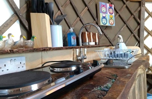 Ryde Cabin | Bembridge Harbour Yurt - Log Burner - Wifi