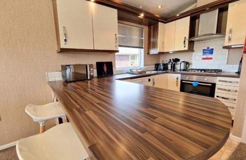 Kelty Ski Chalet | Benarty 11 with Private Hot Tub - Fife - Loch Leven - Lomond Hills - Pet Friendly