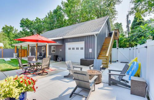 Benton Harbor Apartment | Benton Harbor Apt with Balcony and Fire Pit
