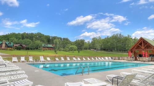 Townsend Ski Chalet | Berg Stuga, Get 1089 free Attraction Tickets per Paid Day, Dollywood Included!