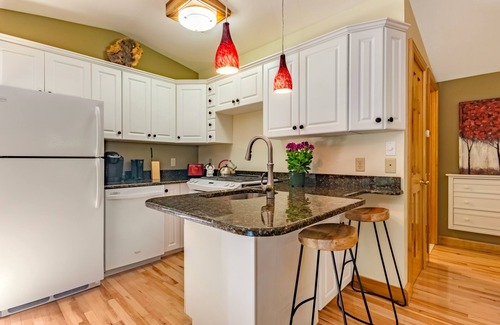 Lanesborough House | Berkshire Village Carriage House - Super Private!