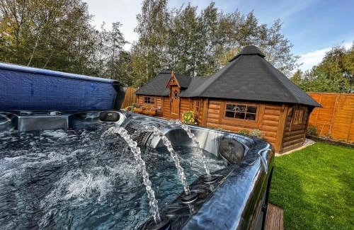 Pentney House | Bespoke Holiday Home With Private Pool And Hot Tub, Sleeps 8 Ref 34073P