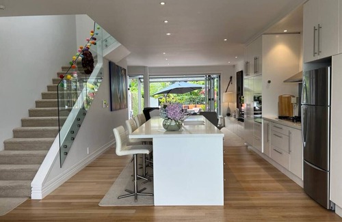 Takapuna Apartment | Bespoke Stays - Christmas Cheer