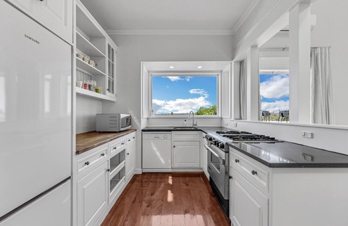 Devonport Apartment | Bespoke Stays - Merry Season Escape