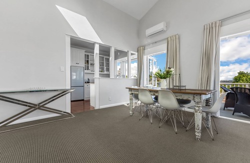 Devonport Apartment | Bespoke Stays - Merry Season Escape